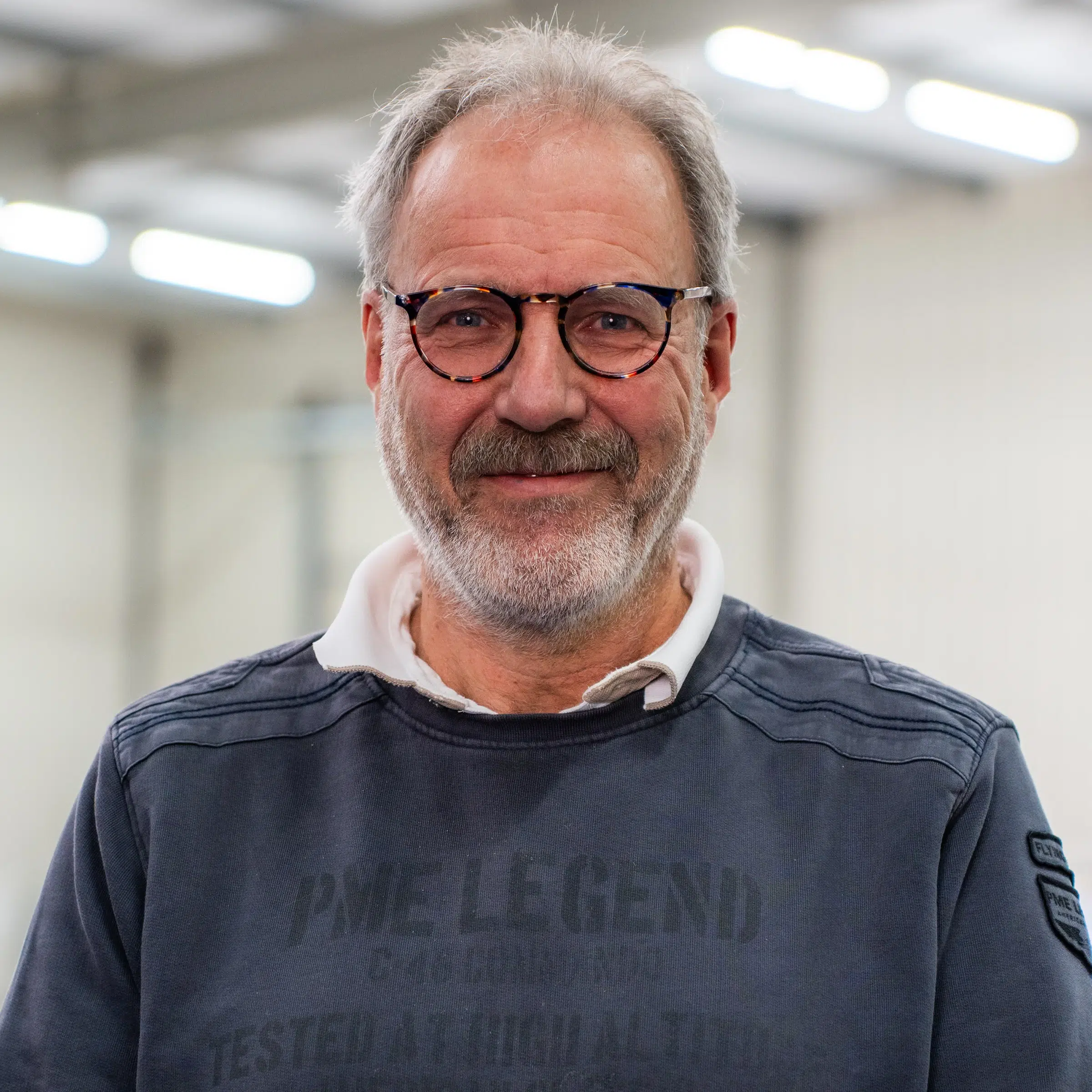 Qtents werknemer grijze man met glimlach