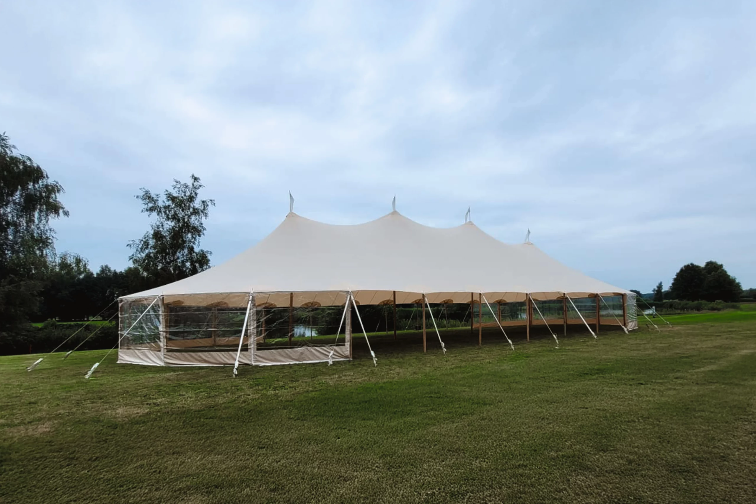 Vitorlavászon sátor oldalfalakkal 14x32 méteres elefántcsont színben