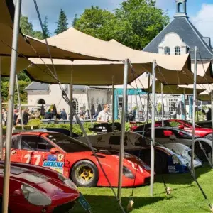 Qtents Stretch-Zelt mit teuren Autos