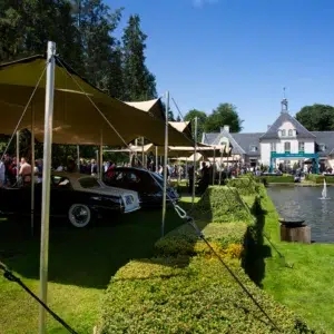 Qtents Stretch tent met dure auto's op Aurora evenement in Zweden