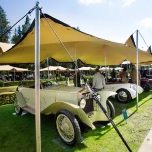 Qtents Stretch-Zelt mit teuren Autos