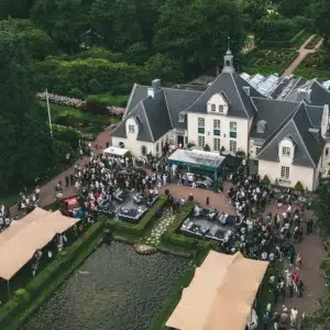 images de drone de la tente Qtents près de l'eau lors de l'événement Aurora en Suède